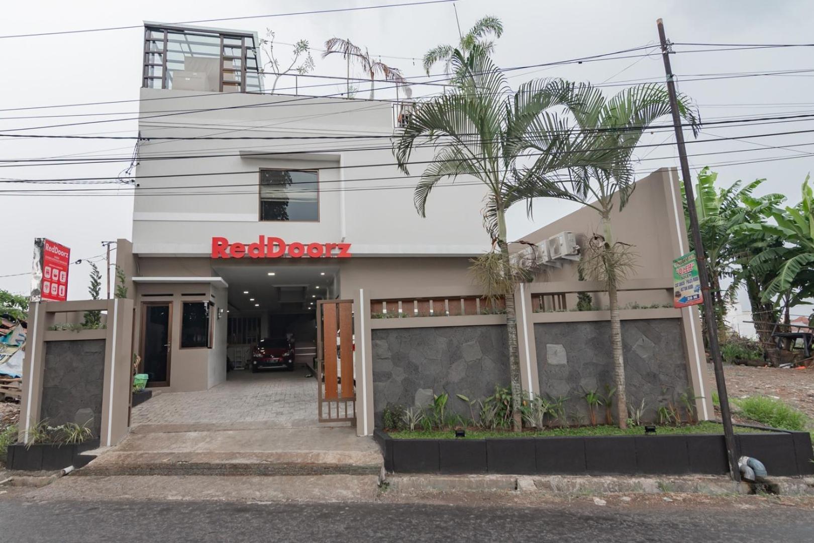 Hotel Reddoorz Syariah @ Boemi Tasikmalaya